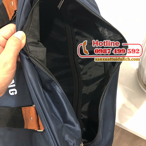 bên trong túi du lịch Samsung